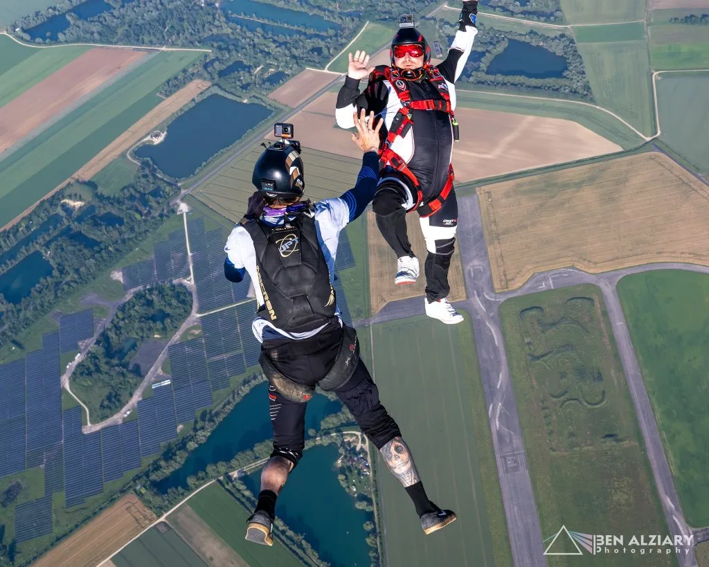 Parachutistes en chute libre